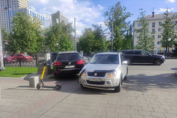 В Екатеринбурге иномарка сбила подростков, которые вместе ехали на арендованном самокате