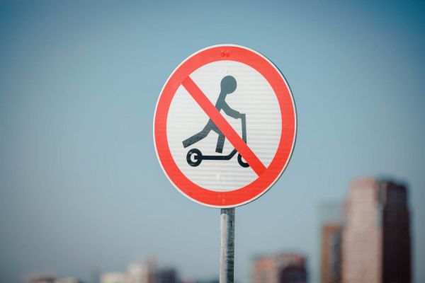 Стало известно, в каких городах России запретили кататься на электросамокатах