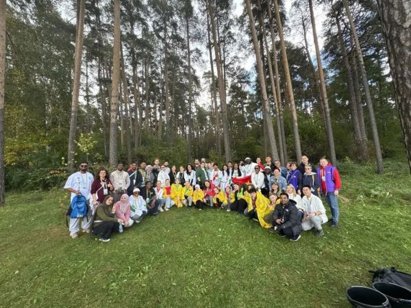 Роща Молодежи в Екатеринбурге стала больше: волонтеры и гости МФМ высадили 30 хвойных деревьев