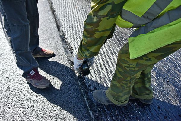 В Екатеринбурге строители продлили ограничение движения транспорта по улице Рабочих еще на 2 месяца