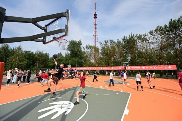 В Екатеринбурге открылся  центр уличного баскетбола. Первый мяч в корзину забросил юный инициатор проекта