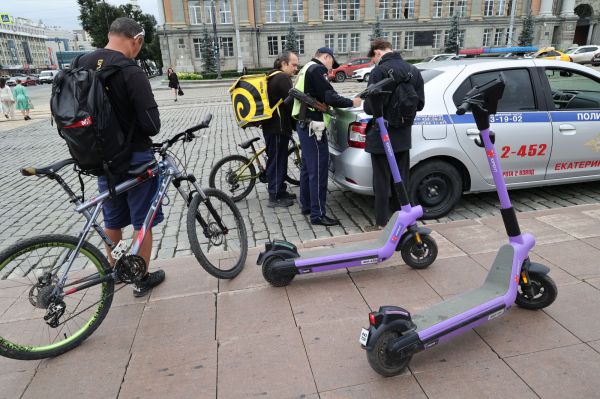 В Екатеринбурге в ходе рейда оштрафовали десяток самокатчиков и велосипедистов