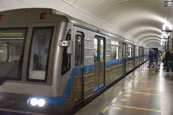 В метро Екатеринбурга задержали девушек в нижнем белье