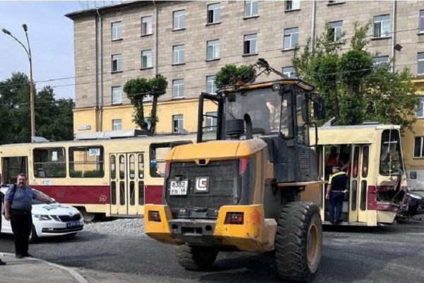 В центре Екатеринбурга трактор столкнулся с трамваем