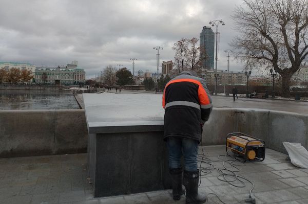 В Екатеринбурге начали переделывать гранитную карту, похожую на надгробие