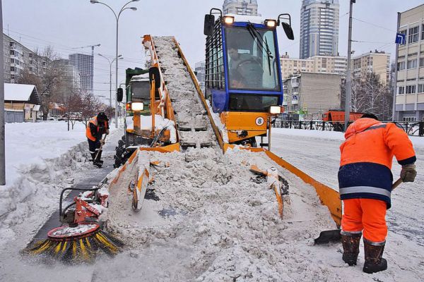 В Екатеринбурге УК разрешили бесплатно вывозить снег на полигоны