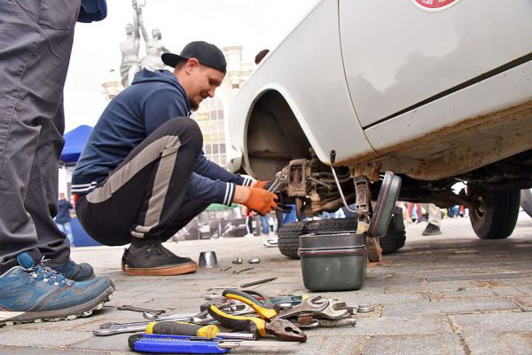 Экологи предложили строже наказывать автосервисы за слив отработанных масел