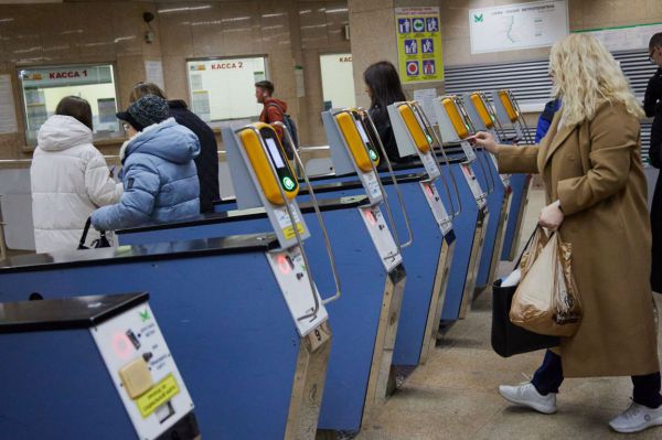 Из-за проблем с терминалом в метро Екатеринбурга выстроилась гигантская очередь