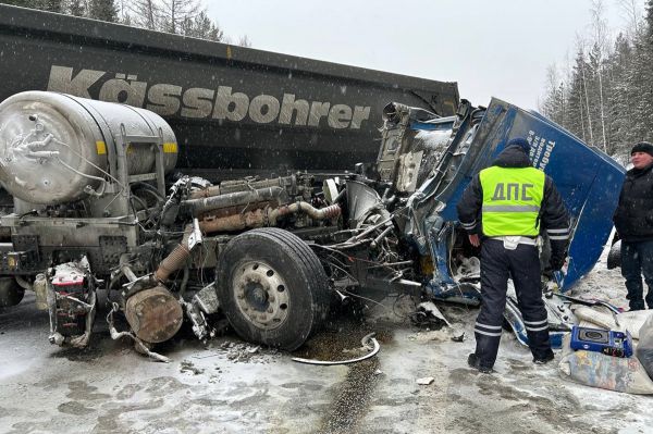 Три человека пострадали в массовой аварии на Серовском тракте