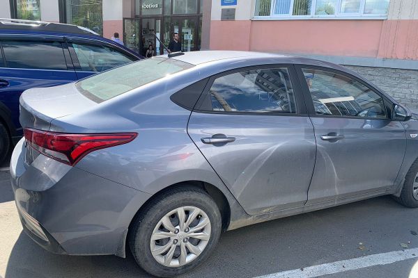 В Екатеринбурге приставы забрали Hyundai Solaris у автоледи, задолжавшей 800 тысяч рублей