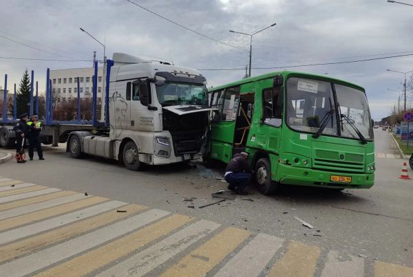 Большегруз протаранил пассажирский автобус в Красноуфимске, есть пострадавшие, в том числе ребенок
