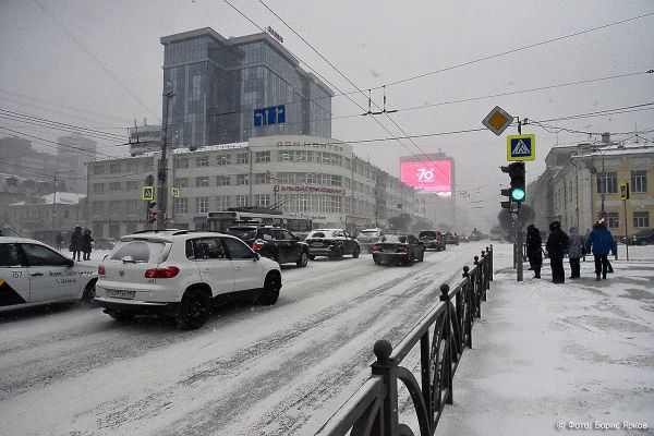 Екатеринбург заметает: из-за снега в городе пробки 9 баллов