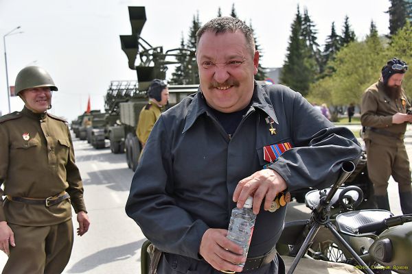 В Екатеринбурге попрощались с экс-директором парка Маяковского и Героем России Романом Шадриным