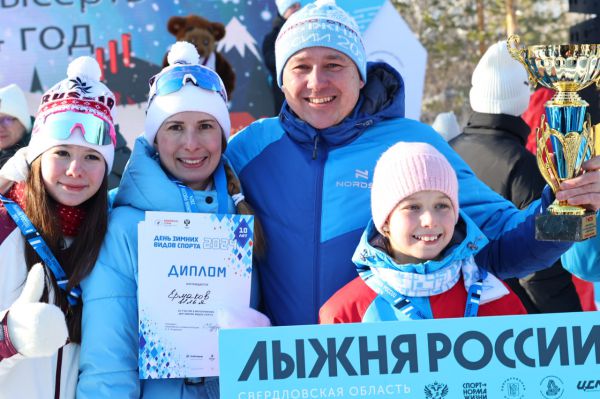 В главной гонке «Лыжня России» в Свердловской области приняли участие сотни спортсменов