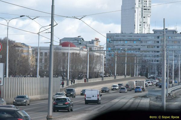 В Екатеринбурге из-за аварии встали трамваи на Макаровском мосту