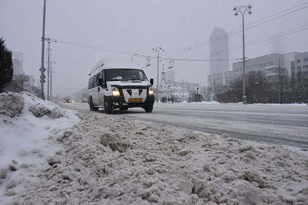 Коммунальщики просят екатеринбуржцев не парковать автомобили у обочин