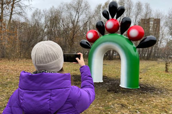 В Екатеринбурге в парке им. 50-летия ВЛКСМ установили «портал в будущее»
