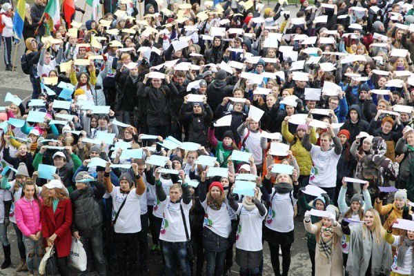 2000 уральских студентов выстроились в ромашку