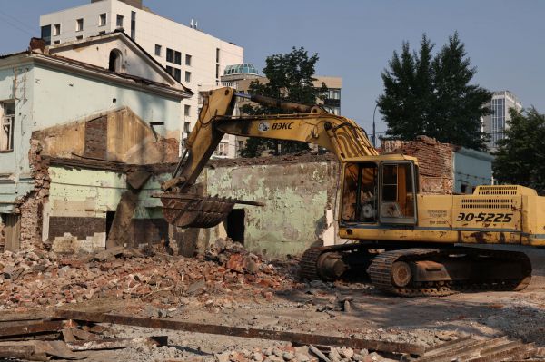 В Екатеринбурге прокуратура и полиция остановили снос старинной усадьбы