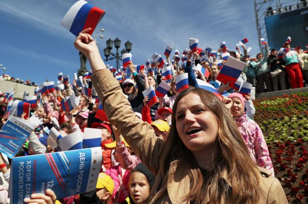 Тысячи уральцев в День России спели любимые песни