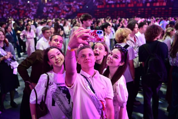 Прощай, школа! 18 тысяч свердловских одиннадцатиклассников празднуют окончание учебы