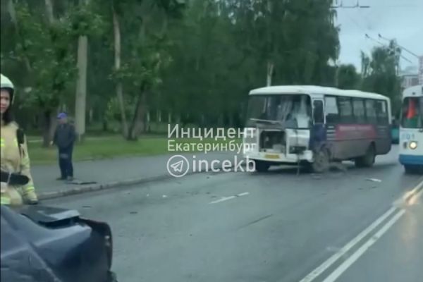 В Екатеринбурге снова произошло ДТП с пригородным автобусом на Щербакова