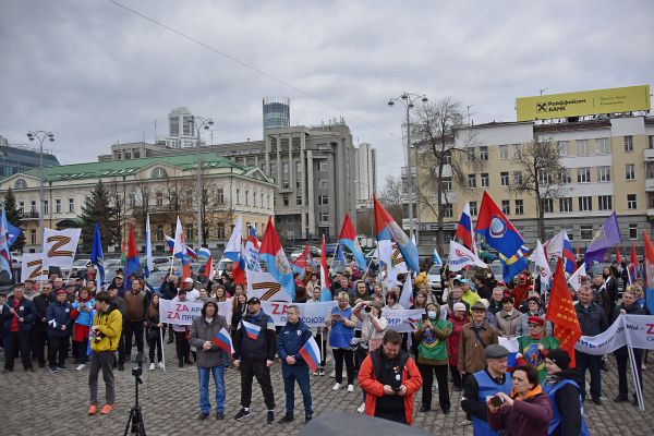 Участников автопробега «Zа мир без нацизма!» поддержали сотни уральцев. Фото