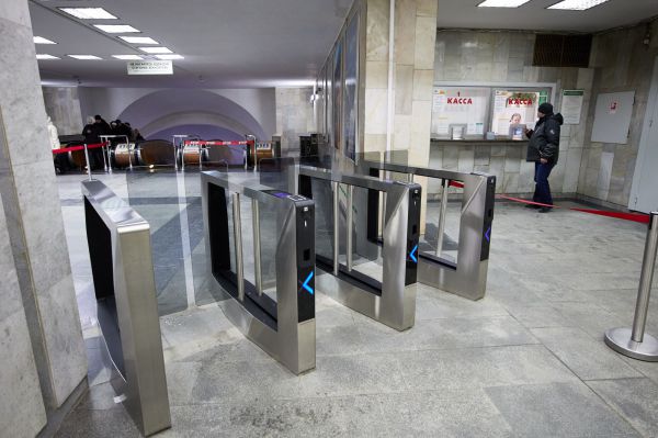 Екатеринбурженка разбила дверцу нового турникета на станции метро «Геологическая»