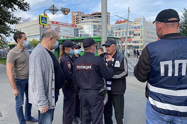 «Дежурим вместе»: общественники вышли на патрулирование с нарядом полка ППС Екатеринбурга