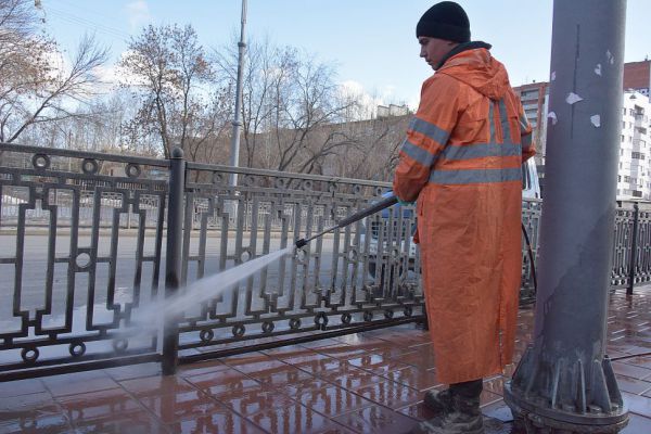 Перевернули скамейки, нанесли граффити: вандалы изуродовали реконструированный парк у Дворца молодежи