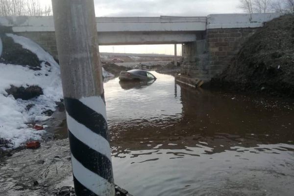 В Екатеринбурге закрыли движение по дороге, где утонули автомобили