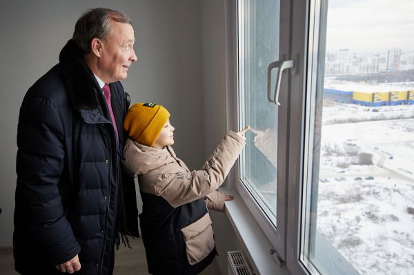 В Екатеринбурге вручили ключи от квартир переселенцам из ветхого жилья