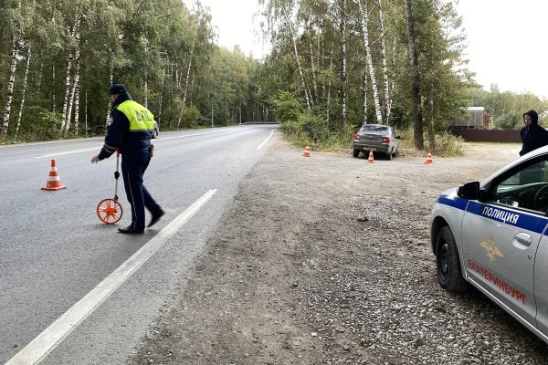 В Екатеринбурге водитель иномарки сбил школьника, который решил перебежать дорогу