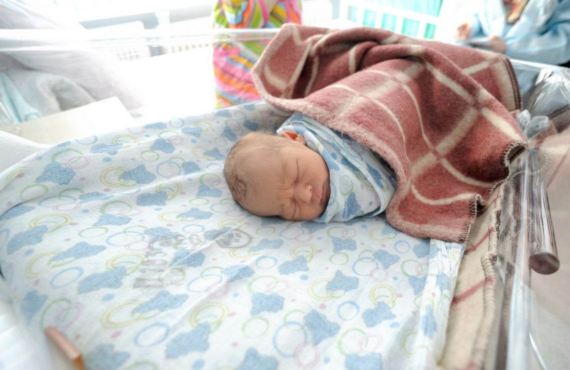 Родилось утро. Роддом Нижний Тагил. 3600 Грамм новорожденный. Около 1-2 ребенка на 1000 новорожденных. Из 1000 новорождённых мальчиков.