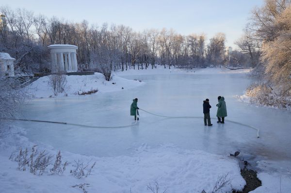 В Харитоновском парке в Екатеринбурге заливают каток на пруду