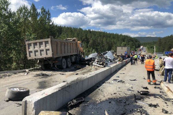 На трассе М5 грузовик протаранил пять машин