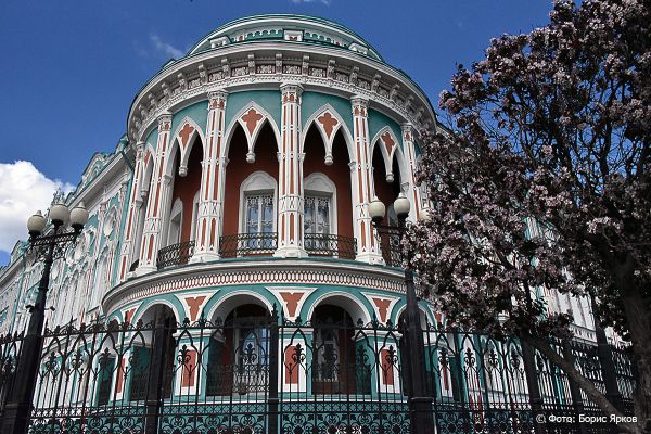 Одно из самых красивых зданий Екатеринбурга стало заставкой Google