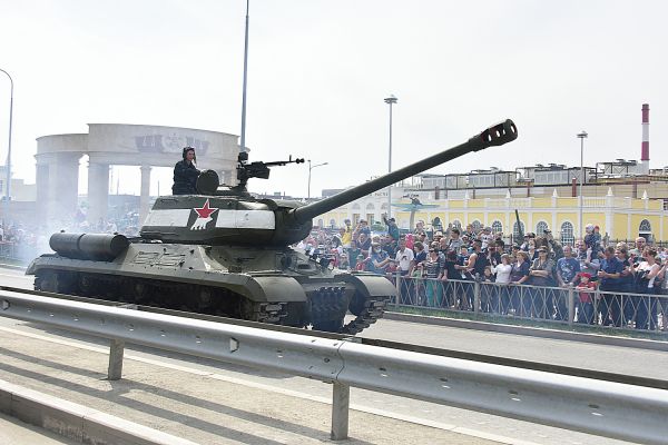 Фоторепортаж: по улицам Верхней Пышмы проехало 40 единиц раритетной военной техники