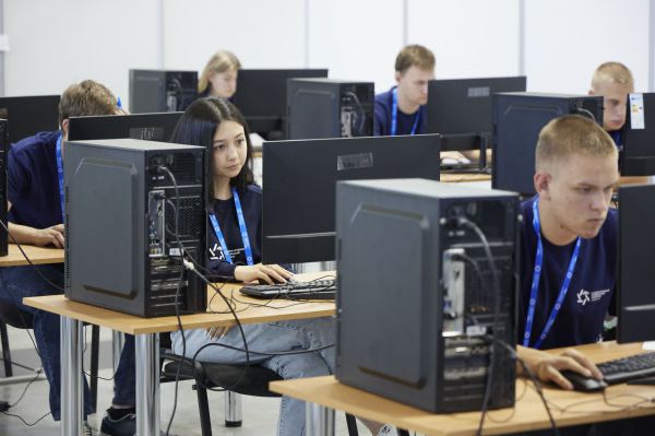 Зарплата до 200 тысяч: кому на Урале платят за умение общаться с нейросетями?