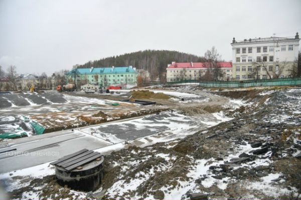 В Новоуральске реконструкция Центрального стадиона продолжится теми же руками