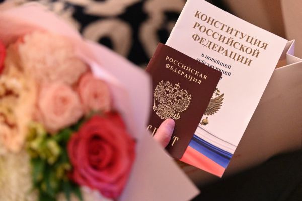 Накануне Дня России восемь талантливых уральских школьников получили свои первые паспорта