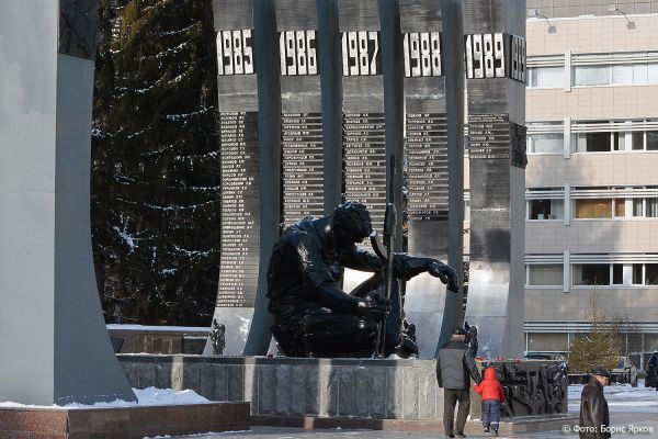 На монументе &quot;Черный тюльпан&quot; установили табличку с фамилией Героя России Виктора Омелькова