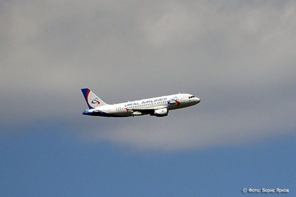 На борту самолета «Уральских авиалиний» умер мужчина