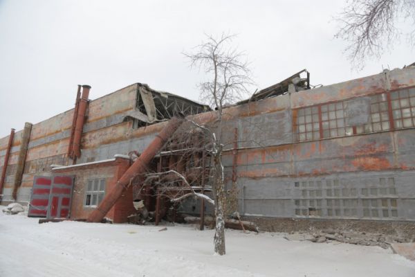 Продолжается расследование обрушения крыши на заводе имени Калинина