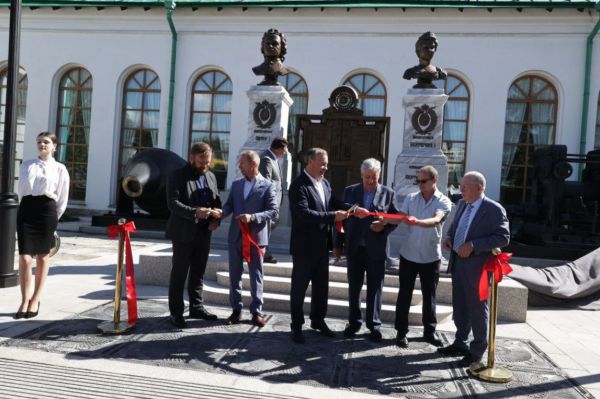 В Екатеринбурге открыли бюсты Петра I и Екатерины I