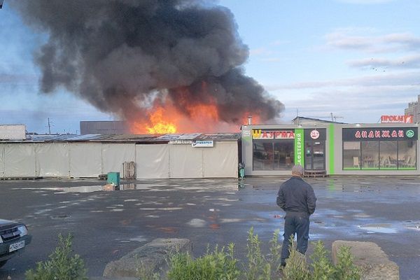 В Екатеринбурге произошел пожар на строительном рынке в Академическом