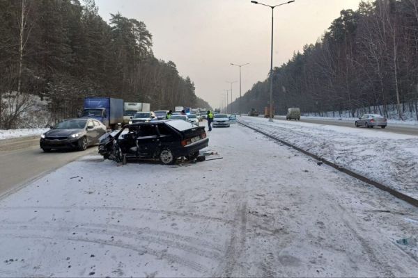 На дублере Сибирского тракта водитель влетел в опору освещения и погиб