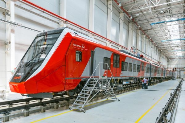 Завод передал Свердловской железной дороге четыре новые «Ласточки»