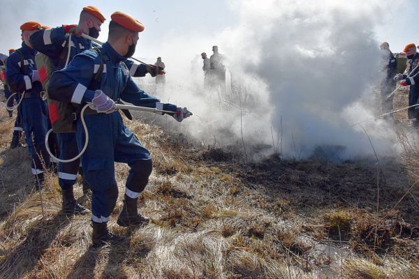 По призыву губернатора  в борьбу с пожарами включились свыше 5 тысяч свердловчан