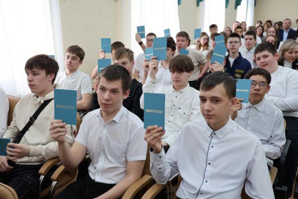 В инженеры — с восьмого класса. 40 школьников Каменска-Уральского получили первую профессию без отрыва от учебы